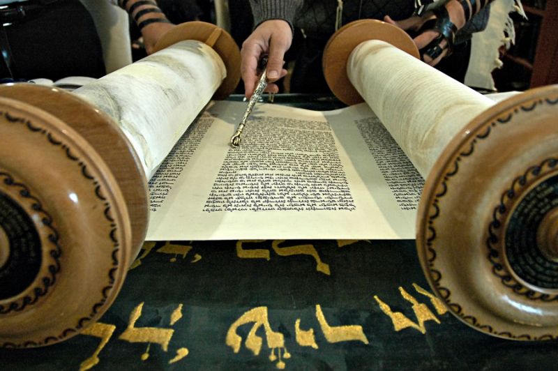 Torah_Reading_In_A_Synagogue_12_800_600_80-8